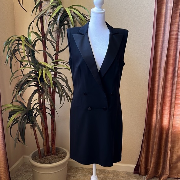 NWT- Alexander McQueen Elegant Black Tuxedo Dress, size 44. Excellent condition - Picture 2 of 10